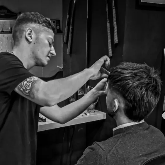 Barbero de SportMan trabajando en un corte a tijera