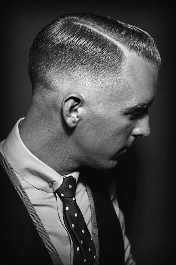 Corte con raya y fade a piel, trabajo de SportMan.
