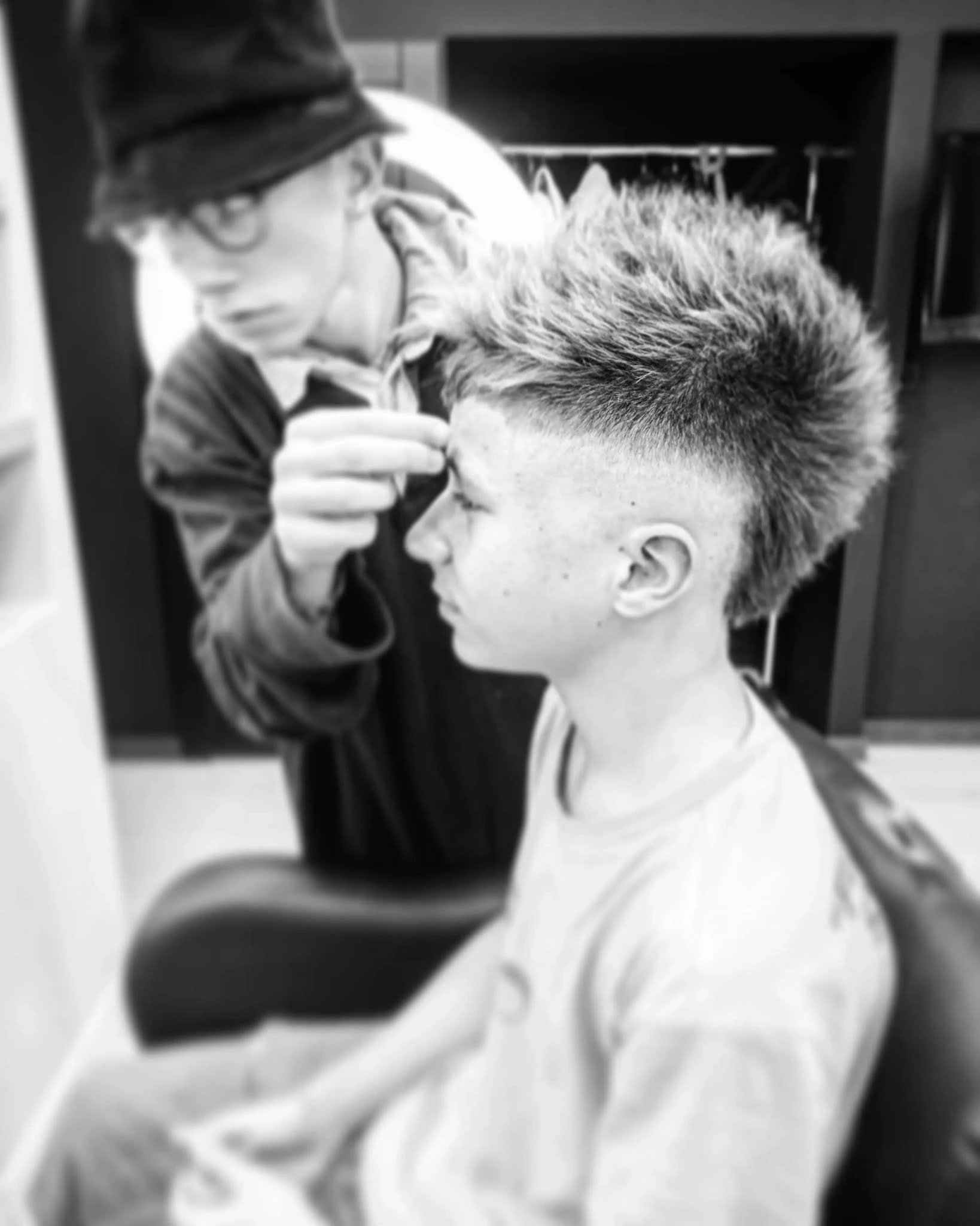 Peluquero de SportMan trabajando en el corte de un cliente